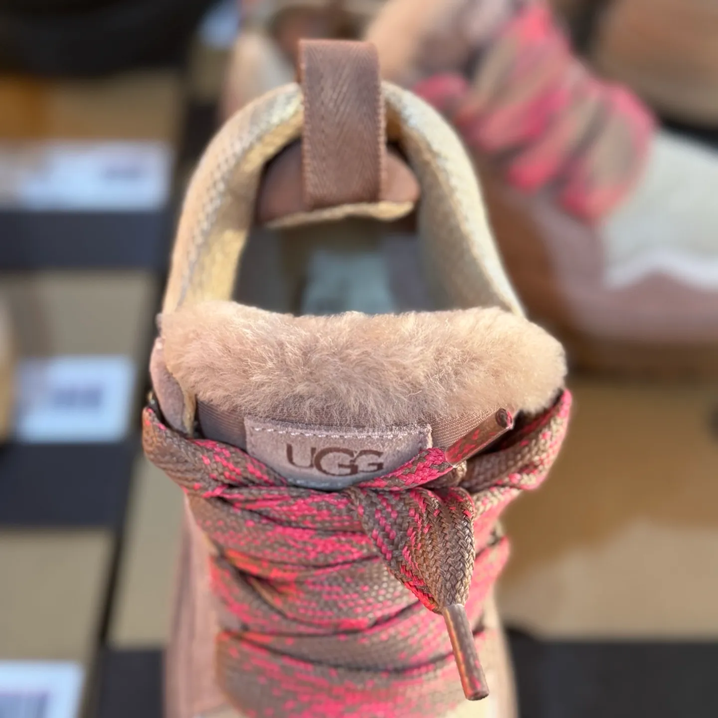Local 💰600 OEM grade 4032 Mel series, top workmanship, super stable version ✔️ Good looks and texture, suede leather + low-key logo show retro, classic two-color shoelaces can be worn as two shoes ✔️ So comfortable that you want to weld your feet, ultra-light material + 5cm thick sole, increase height without tiring the feet, wool insoles are warm and breathable, no pressure for commuting and shopping all day long ✔️ I love the details: wide shoelaces for photos. Sizes 34-40 are suitable for a variety of foot types. Slight stains can be wiped clean with a damp cloth. The loose feeling in early autumn is all due to it. You can close your eyes and avoid stepping on thunder! 👟